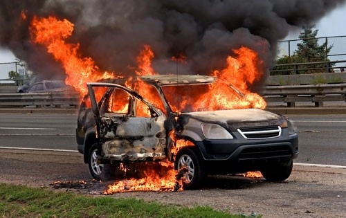 В Гусаре автомобиль врезался в ограждение и загорелся