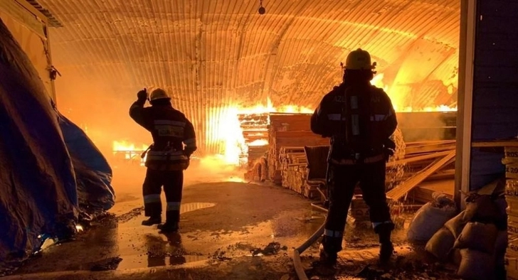 В Наримановском районе Баку произошел крупный пожар