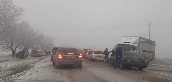 Снежная погода парализовала движение на трассе Баку-Шамахы-Евлах - ФОТО