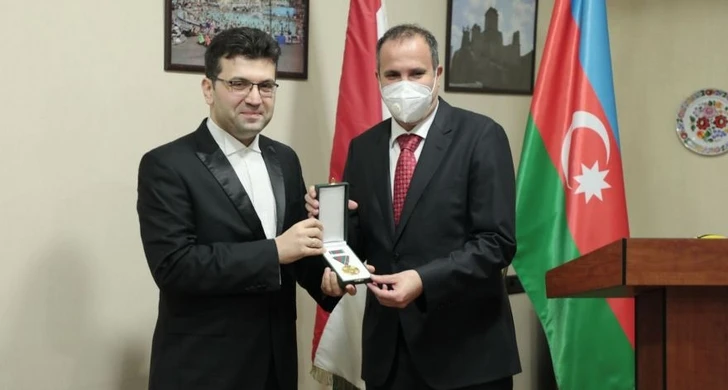 Заслуженному артисту Азербайджана вручен «Золотой крест» Венгрии - ФОТО