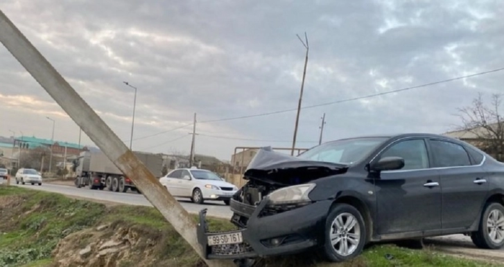 В Баку автомобиль врезался в столб - ФОТО