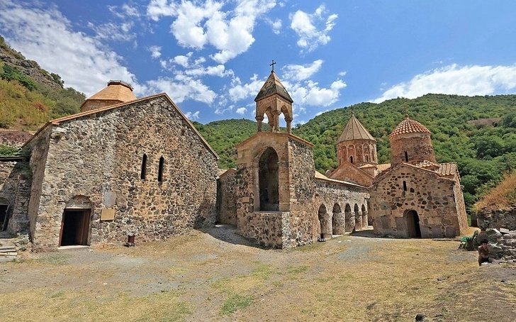 Минкультуры: Армяне разграбили монастырский комплекс Худавенг
