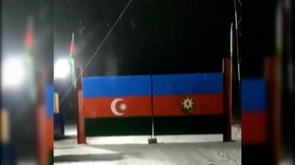 Ворота перед Зодским золоторудным месторождением перекрашены в цвета азербайджанского флага - ВИДЕО