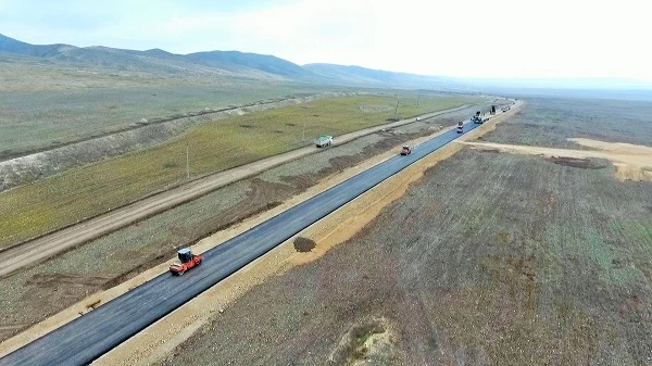 Завершается первый этап строительства двух автодорог на освобожденных территориях Азербайджана
