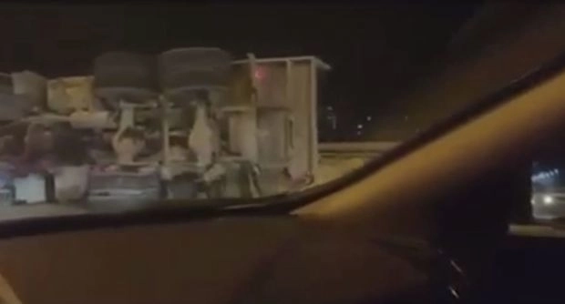 На автодороге Баку-Сумгайыт перевернулся грузовой автомобиль – ВИДЕО