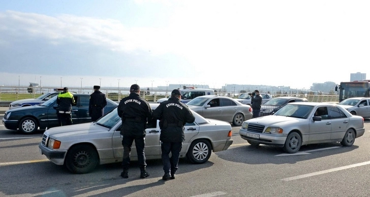 В Азербайджане за сутки с карантинных постов возвращено свыше 2 500 транспортных средств