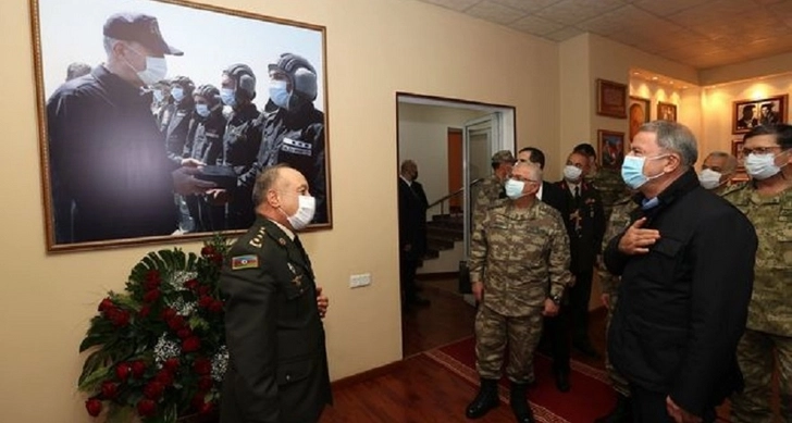 Министр национальной обороны Турции посетил выставку в Баку - ФОТО