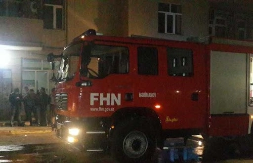 В Баку в жилом здании произошел пожар, жильцы эвакуированы