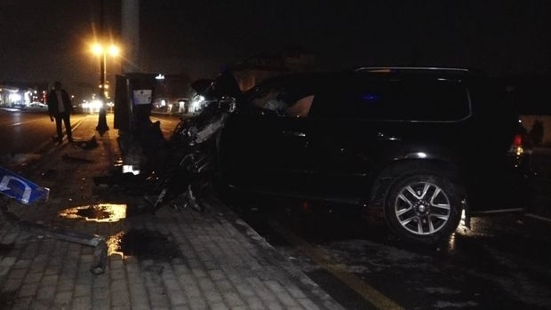 В Баку автомобиль врезался в фонарный столб: есть пострадавшие – ВИДЕО