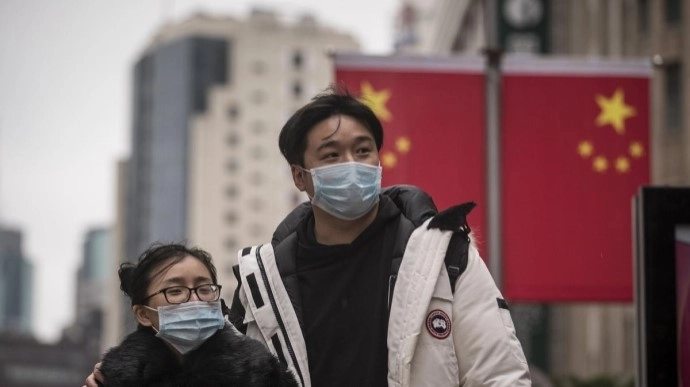 Власти Китая ввели карантин в 11-миллионном городе из-за вспышки COVID-19