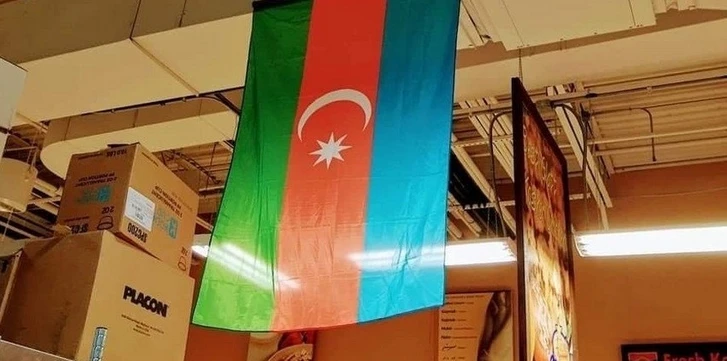 В известной сети супермаркетов в США вывешен флаг Азербайджана