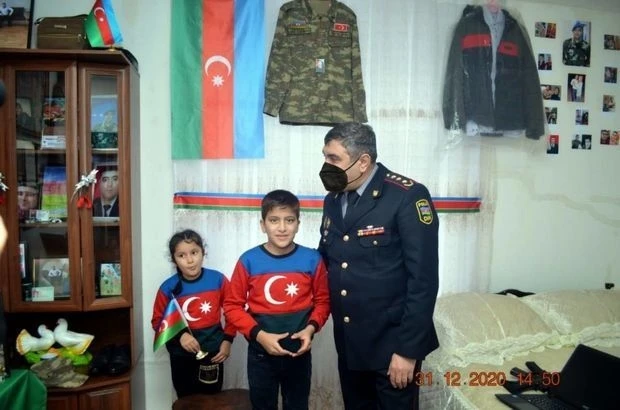 Сотрудники полиции подарили компьютер сыну шехида