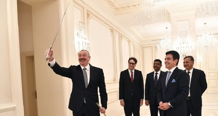 Гендиректор ИСЕСКО вручил Президенту Азербайджана памятный подарок по случаю Победы - ФОТО