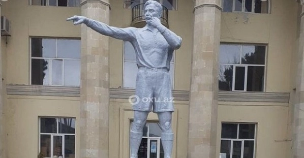 Директор стадиона: Памятник Тофику Бахрамову перекрасили по ошибке - ФОТО