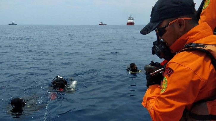 Спасатели возобновили поиски второго черного ящика разбившегося в Индонезии самолета