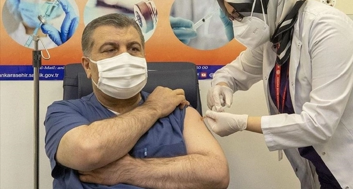 Глава Минздрава первым в Турции привился от коронавируса - ФОТО/ВИДЕО