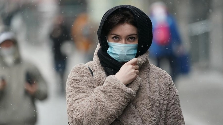 Эксперт назвал обязательным ношение маски после прививки от коронавируса