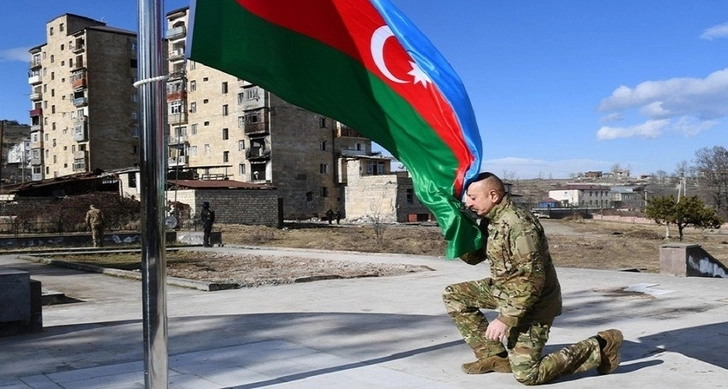 Ильхам Алиев поднял флаг Азербайджана в Шуше - ФОТО