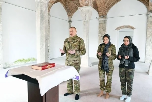 Ильхам Алиев и Мехрибан Алиева посетили мечети в Шуше - ФОТО