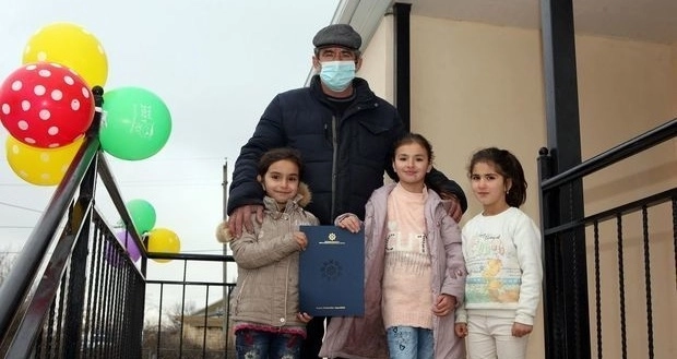 Семьям шехидов и инвалидам Карабахской предоставлены новые дома - ФОТО