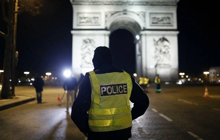 Во Франции почти 6 тысяч человек оштрафовали за несоблюдение комендантского часа