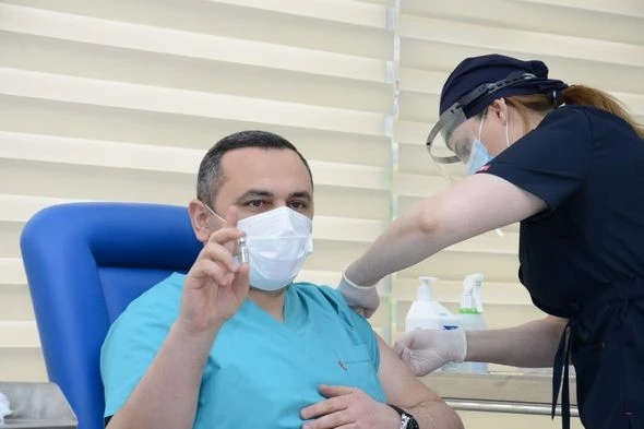 В Азербайджане госчиновникам сделали прививку от коронавируса - ФОТО
