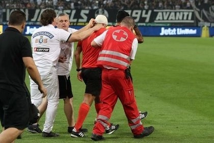 Арбитру разбили голову во время матча Лиги Европы