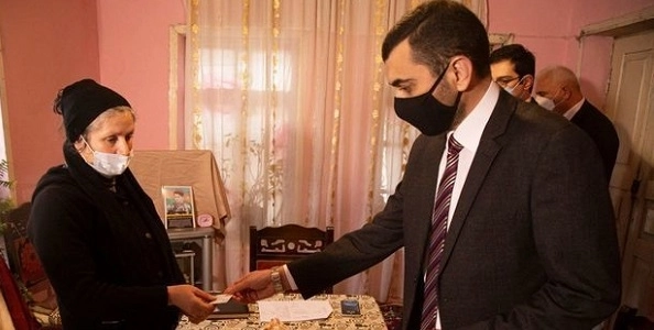 Семьи еще двух шехидов получили пенсионные карты - ФОТО