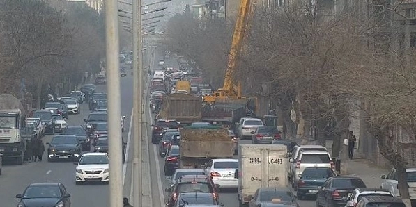 В Баку подъемный кран парализовал движение на дороге - ФОТО