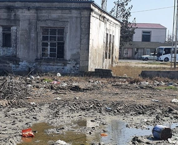 Территория вокруг Дома культуры в Баку находится в плачевном состоянии - ФОТО