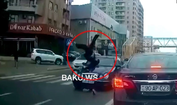 От удара пешехода подбросило вверх: момент жуткой аварии в Баку попал в объектив камеры - ВИДЕО