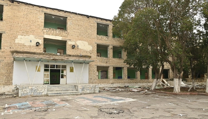 Представители ЮНИСЕФ и МККК посетили разрушенные армянами школы в Гяндже и Тертере - ФОТО