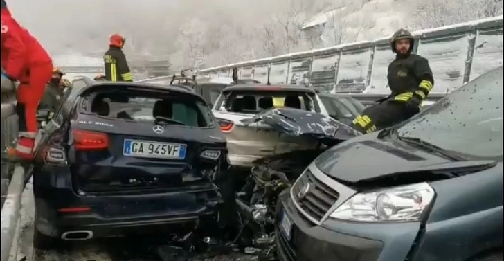 На севере Италии из-за непогоды произошло ДТП с участием 20 машин - ВИДЕО