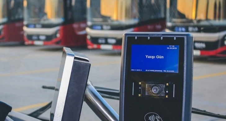 В Баку еще один автобус переходит на карточную систему