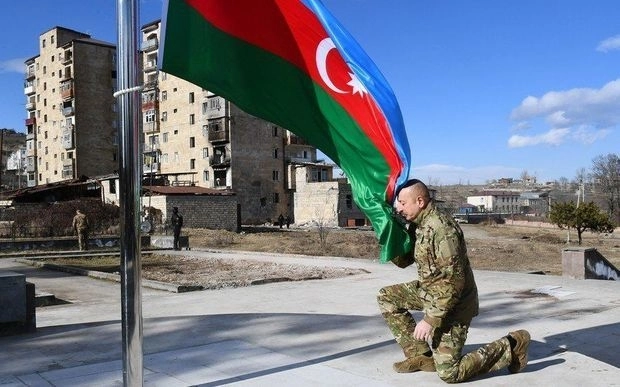 Ильхам Алиев поднял азербайджанский флаг на освобожденных от оккупации территориях - ВИДЕО