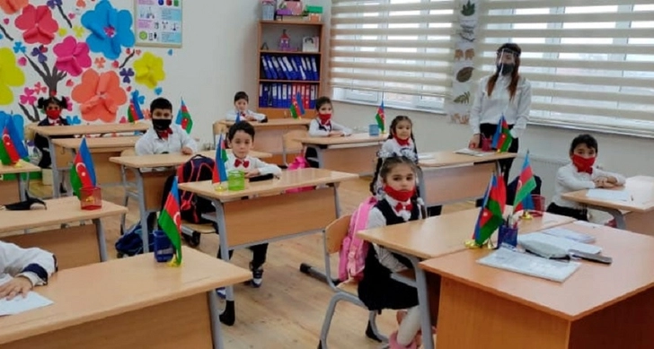 В Азербайджане за парты сегодня вернулись до 300 тысяч школьников