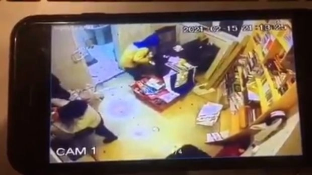 Задержаны подростки, совершившие кражу из книжного магазина в Баку - ВИДЕО