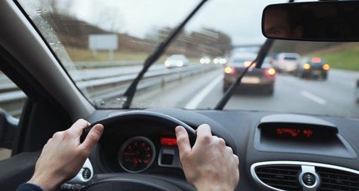 На автомагистралях Баку снижена максимальная скорость движения транспорта