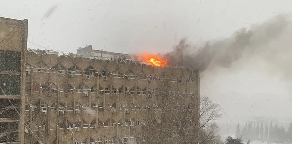 В Баку вспыхнул пожар в жилом доме