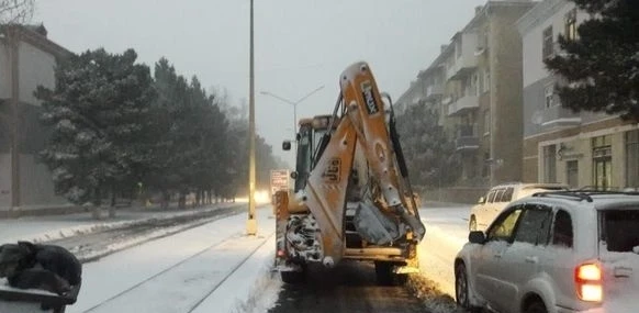В Сумгайыте снегопад парализовал движение транспорта - ФОТО