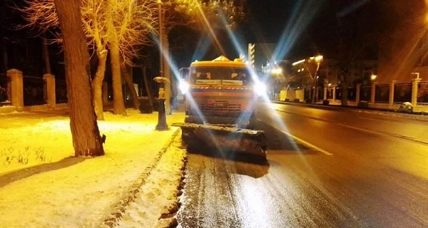 В Баку уборка снега продолжится ночью - ФОТО