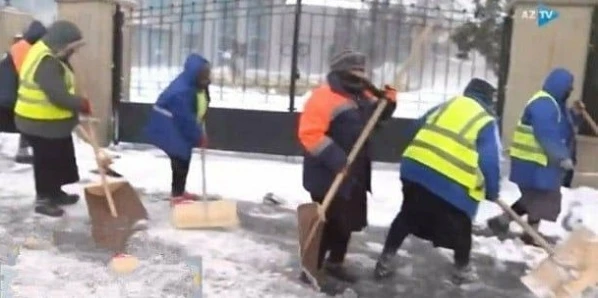 Депутат прокомментировал ситуацию с привлечением пожилых женщин к уборке снега в Баку