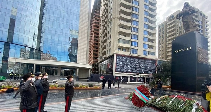 Руководящий состав Министерства обороны посетил памятник Ходжалинскому геноциду - ФОТО
