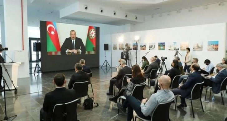 Президент Азербайджана с юмором отреагировал на нескончаемую вереницу вопросов - ВИДЕО