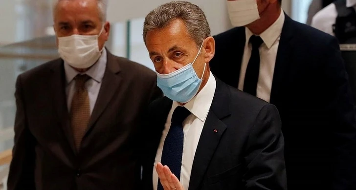 Бывшего президента Франции Николя Саркози приговорили к году тюрьмы