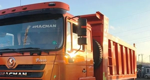 В Баку столкнулись грузовые автомобили: есть пострадавший