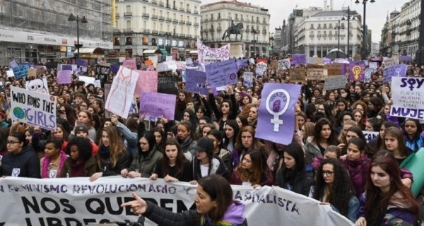 В Испании ультраправые женщины напали на феминисток - ВИДЕО
