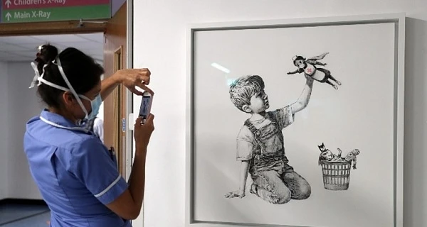 Бэнкси выставит на аукцион нарисованную в больнице работу