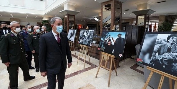Хулуси Акар принял участие в открытии фотовыставки по случаю 29 годовщины Ходжалинской трагедии - ВИДЕО