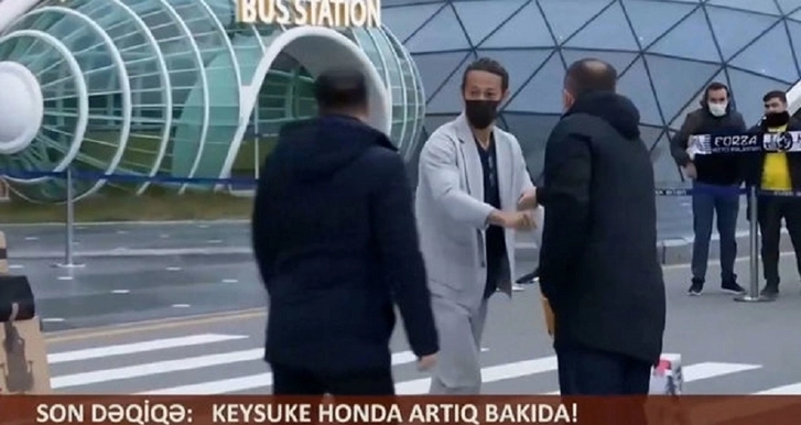 Экс-футболист «Милана» прилетел в Баку подписывать контракт с Нефтчи - ВИДЕО